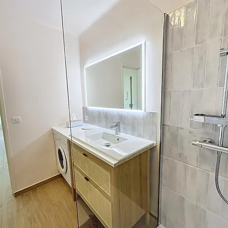 63m2 Grande Terrasse, Climatisation & Parking, 2br *