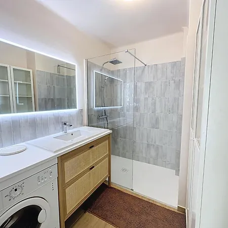 63m2 Grande Terrasse, Climatisation & Parking, 2br Apartment